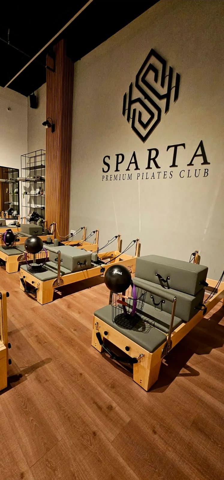 פילאטיס · קיר לוגו